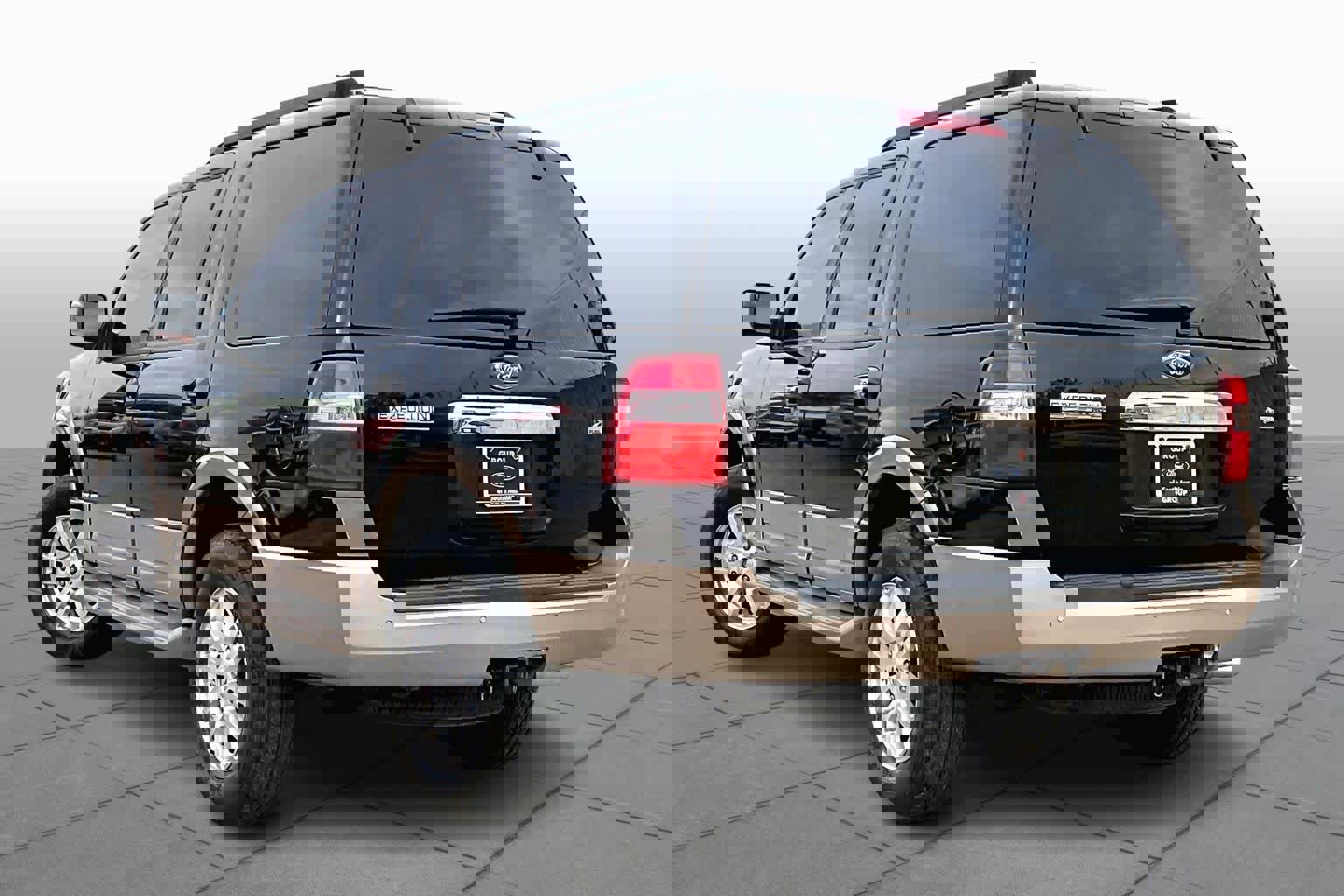 Used 2014 Ford Expedition XLT w/ Equipment Group 202A RWD image 12