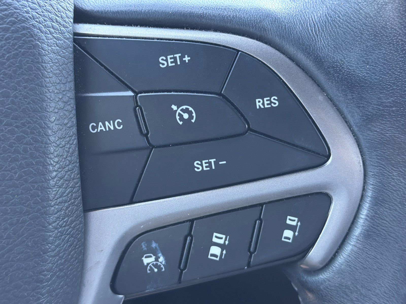 Used 2019 Jeep Grand Cherokee Overland AWD/4WD image 32