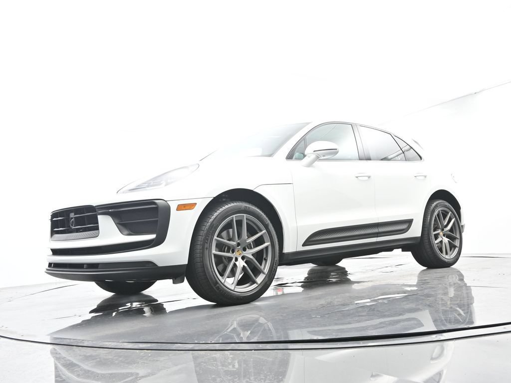 Certified 2025 Porsche Macan AWD/4WD image 46