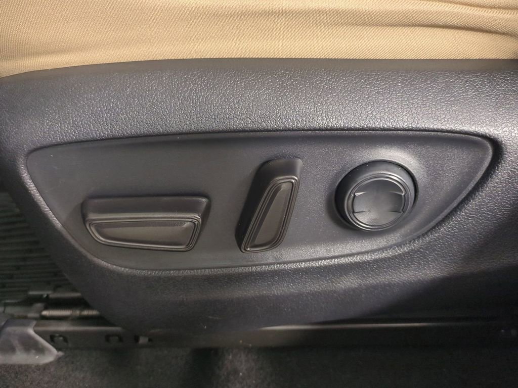 Used 2020 Toyota RAV4 XLE w/ Convenience Package FWD image 23