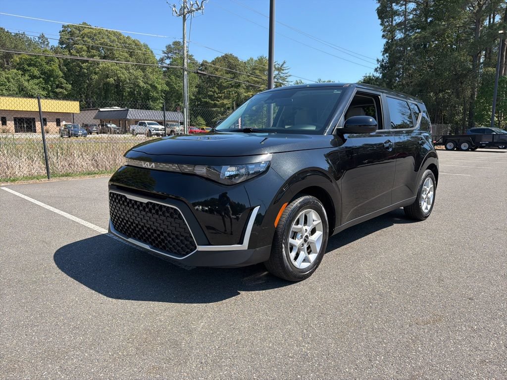 Used 2023 Kia Soul LX w/ Option Group 015 FWD image 3