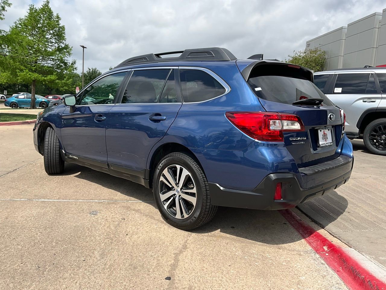 Used 2019 Subaru Outback 3.6R Limited AWD/4WD image 8