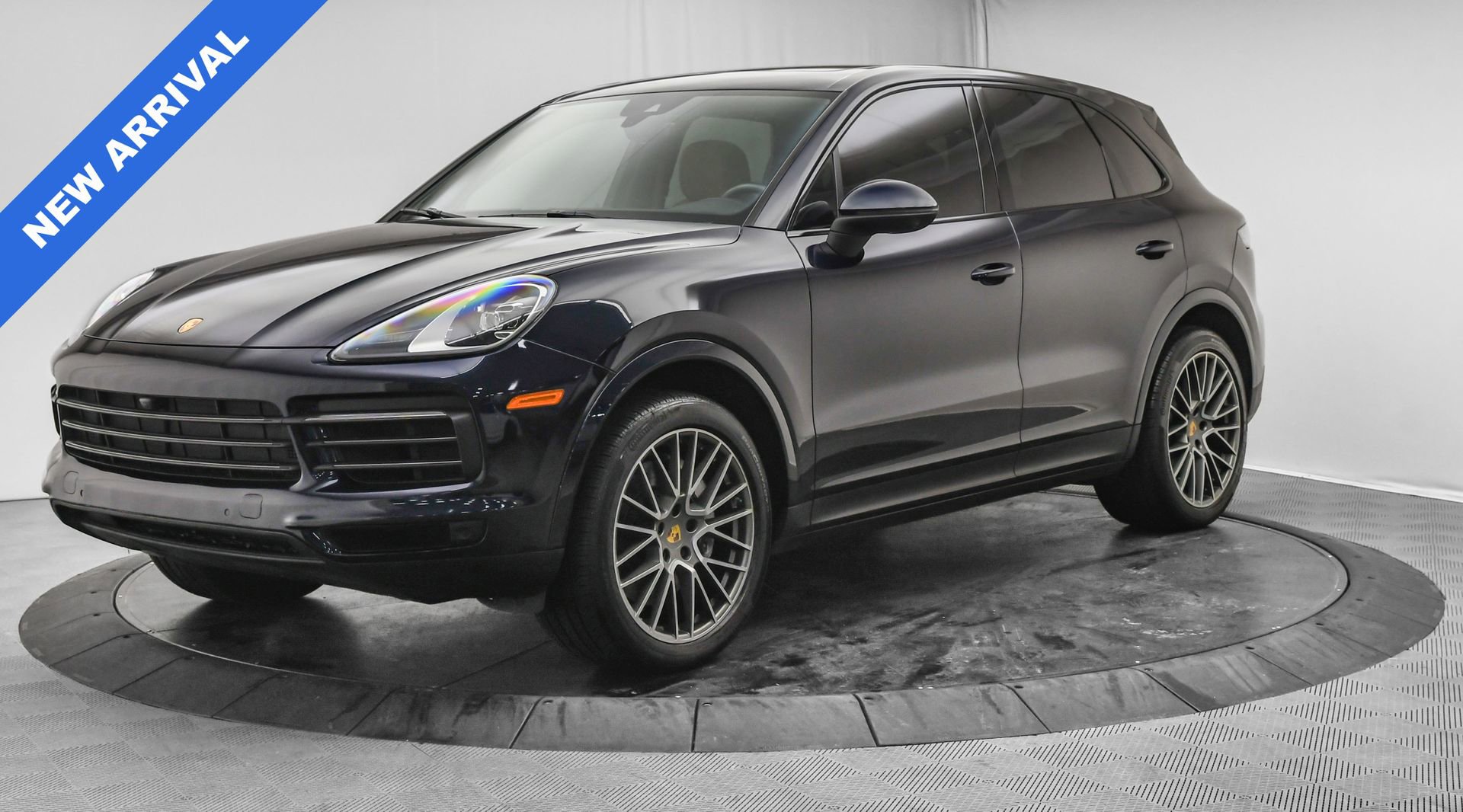 Used 2023 Porsche Cayenne Platinum Edition image 3