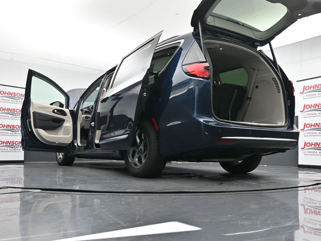 Used 2023 Chrysler Pacifica Limited image 30