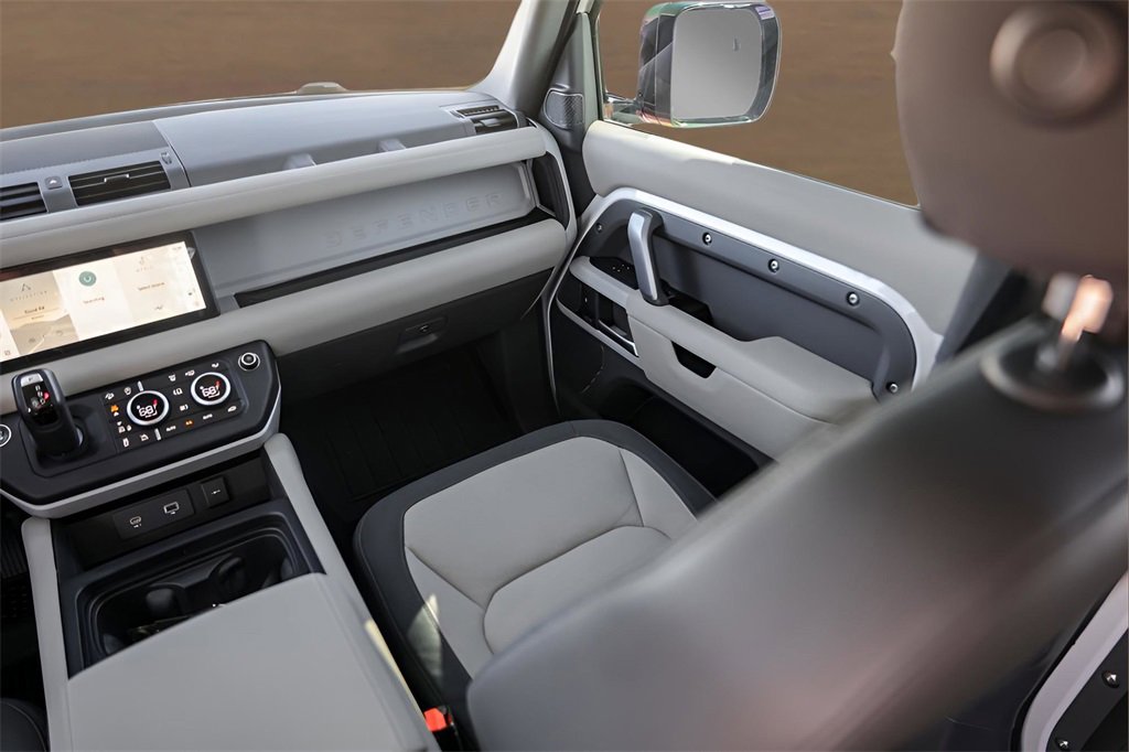 Used 2024 Land Rover Defender 110 X-Dynamic SE image 28