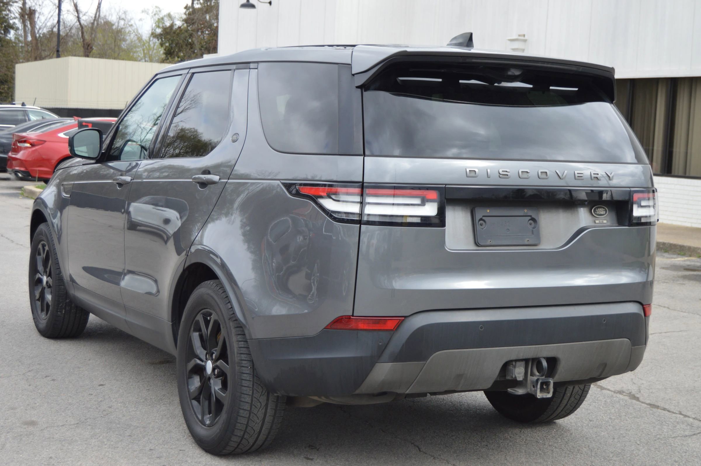 Used 2017 Land Rover Discovery SE image 4