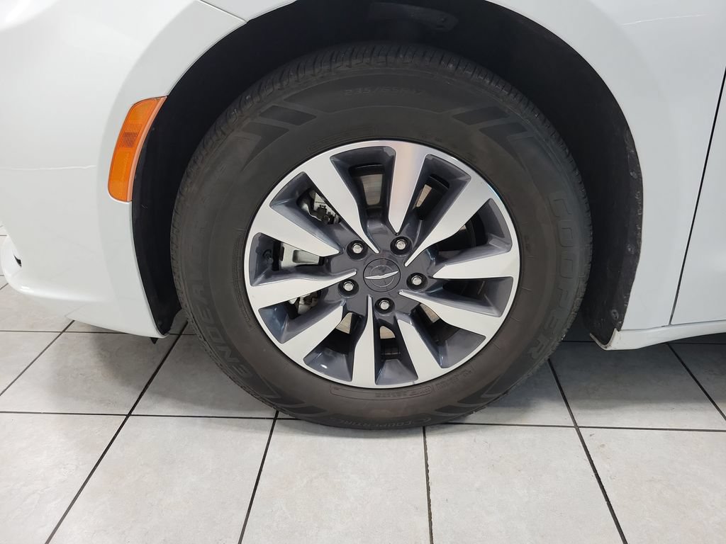 Used 2023 Chrysler Pacifica Touring-L FWD image 46