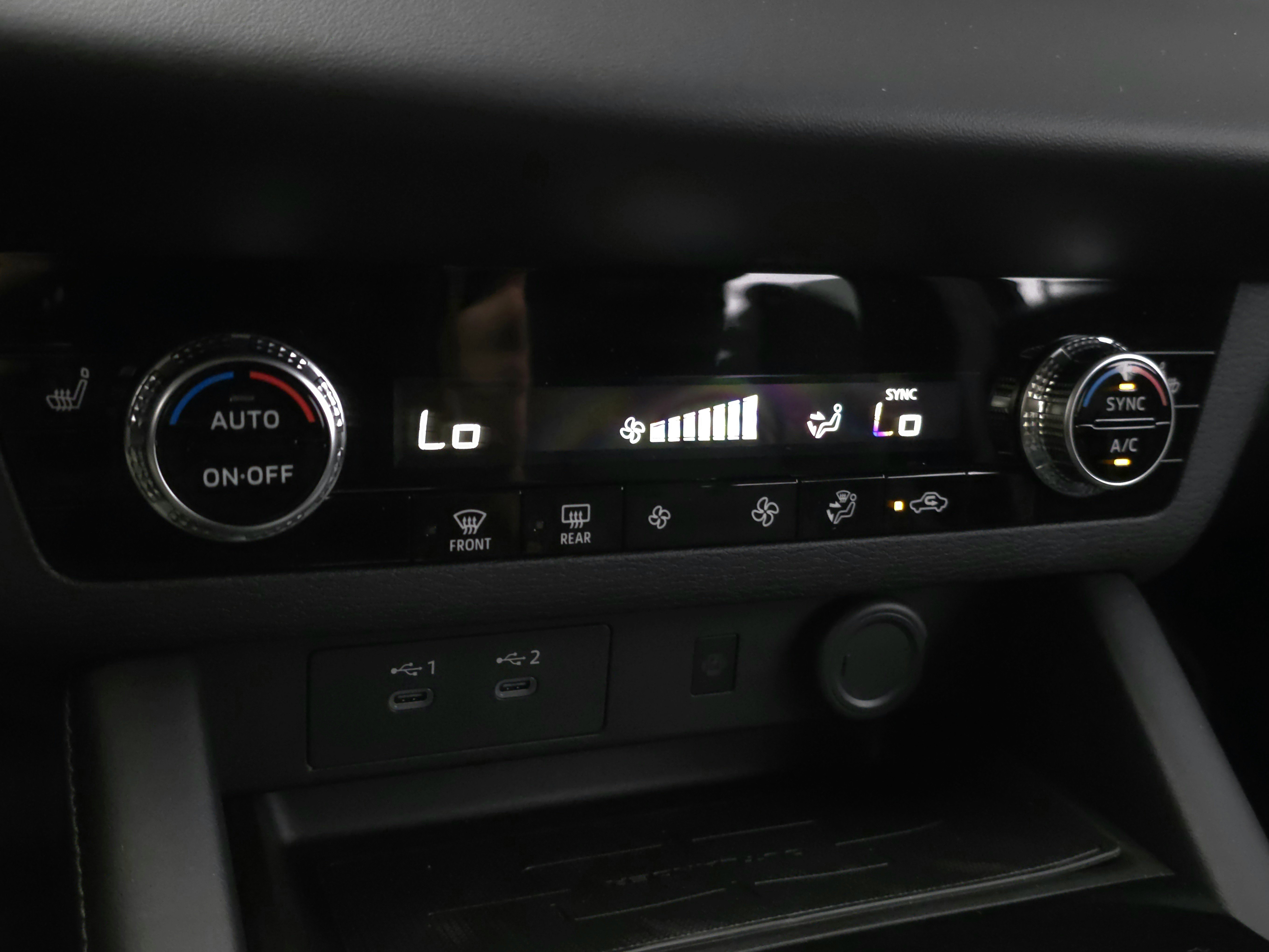 New 2025 Mitsubishi Outlander SE image 16