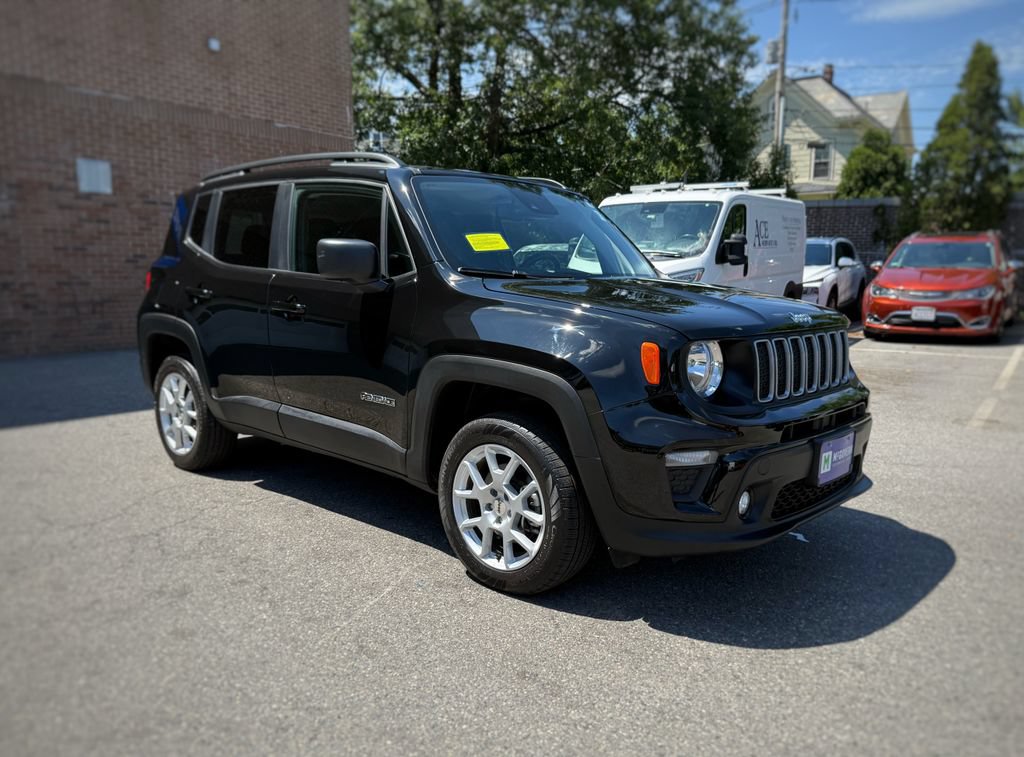Used 2023 Jeep Renegade Latitude w/ Premium Group AWD/4WD image 3