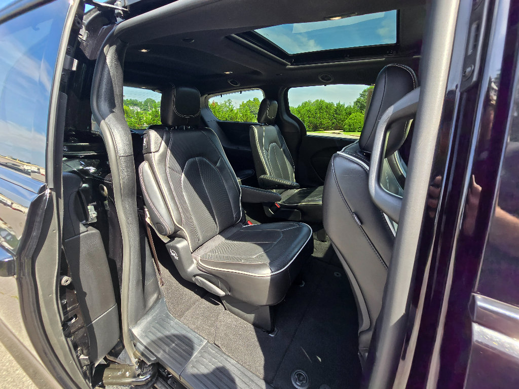 Used 2025 Chrysler Pacifica Limited FWD image 24