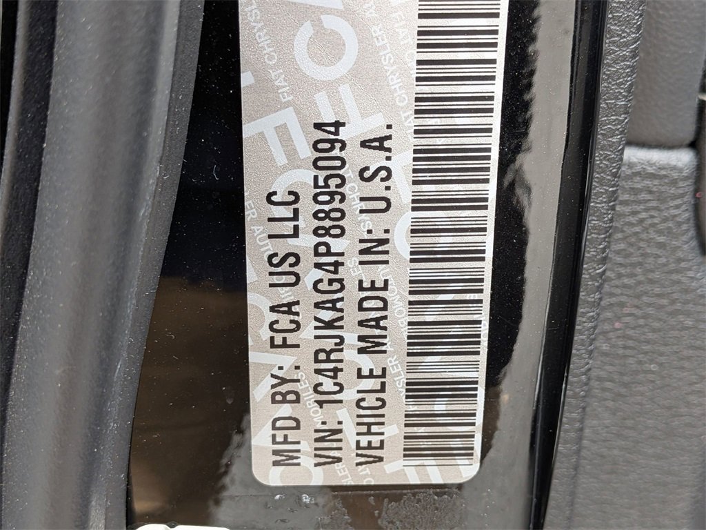 Used 2023 Jeep Grand Cherokee L Laredo image 29