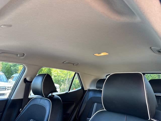 Used 2025 Hyundai Venue Limited FWD image 21