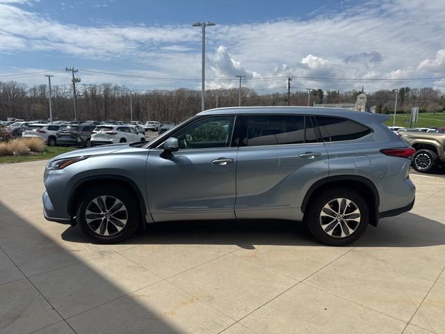 Used 2022 Toyota Highlander XLE AWD/4WD image 5