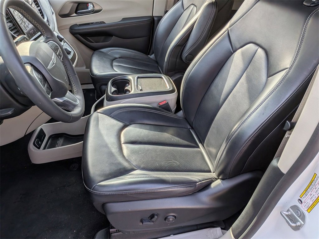 Certified 2023 Chrysler Pacifica Touring-L image 19