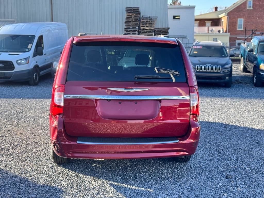 Used 2013 Chrysler Town & Country Touring FWD image 6