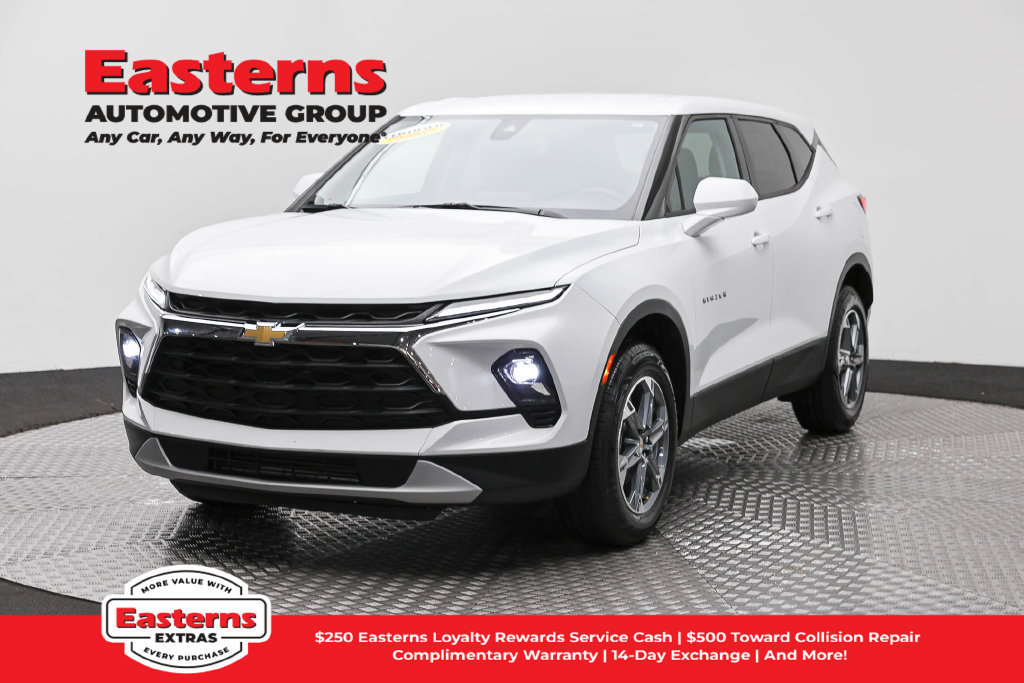 Used 2025 Chevrolet Blazer LT FWD image 1