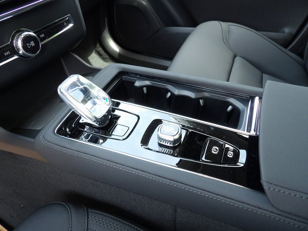 New 2025 Volvo XC90 T8 Plus w/ Protection Package Premier image 30