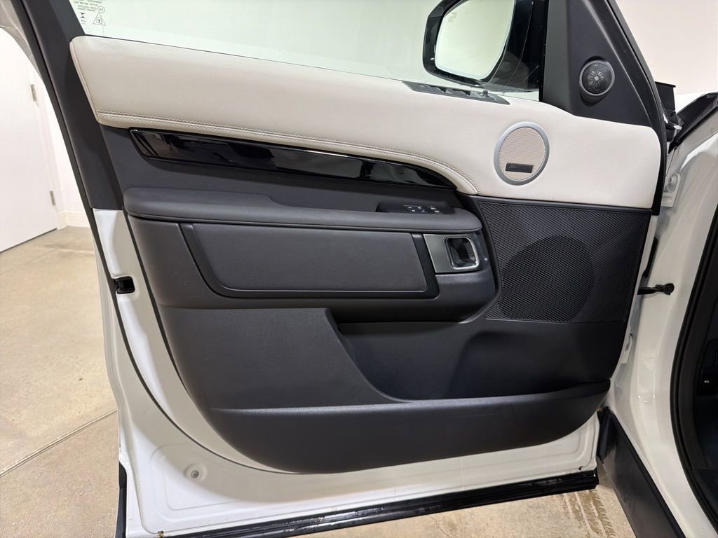 Used 2025 Land Rover Discovery S image 9