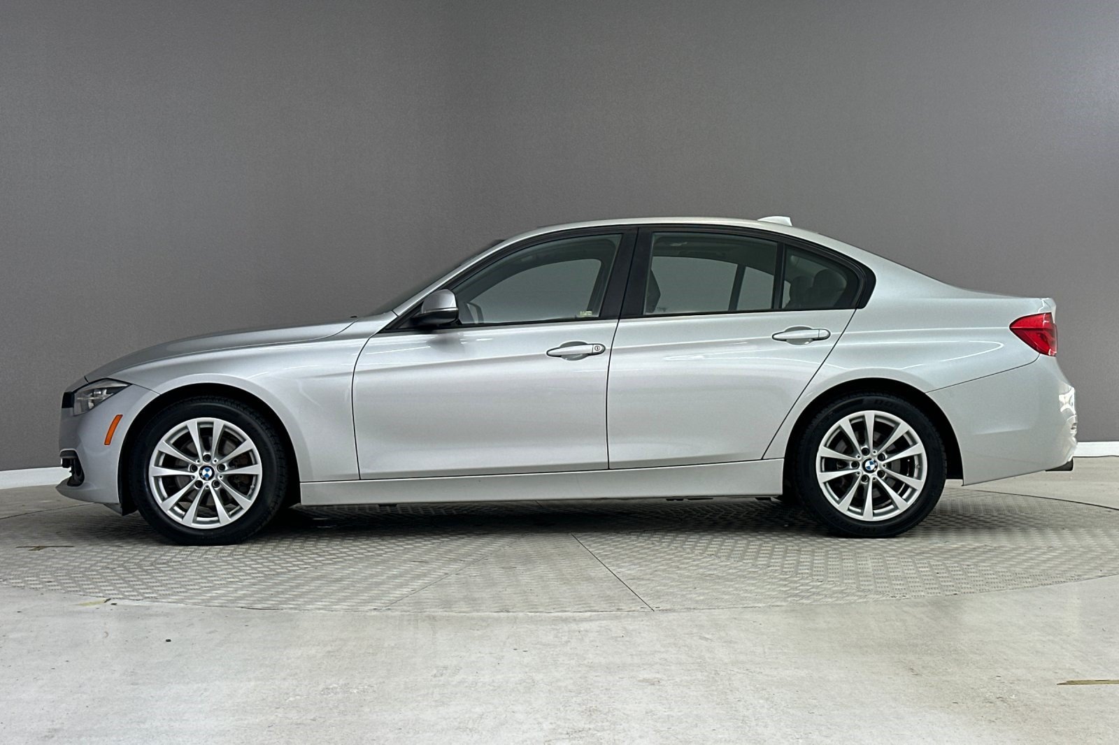 Used 2018 BMW 320i xDrive Sedan w/ Convenience Package AWD/4WD image 2