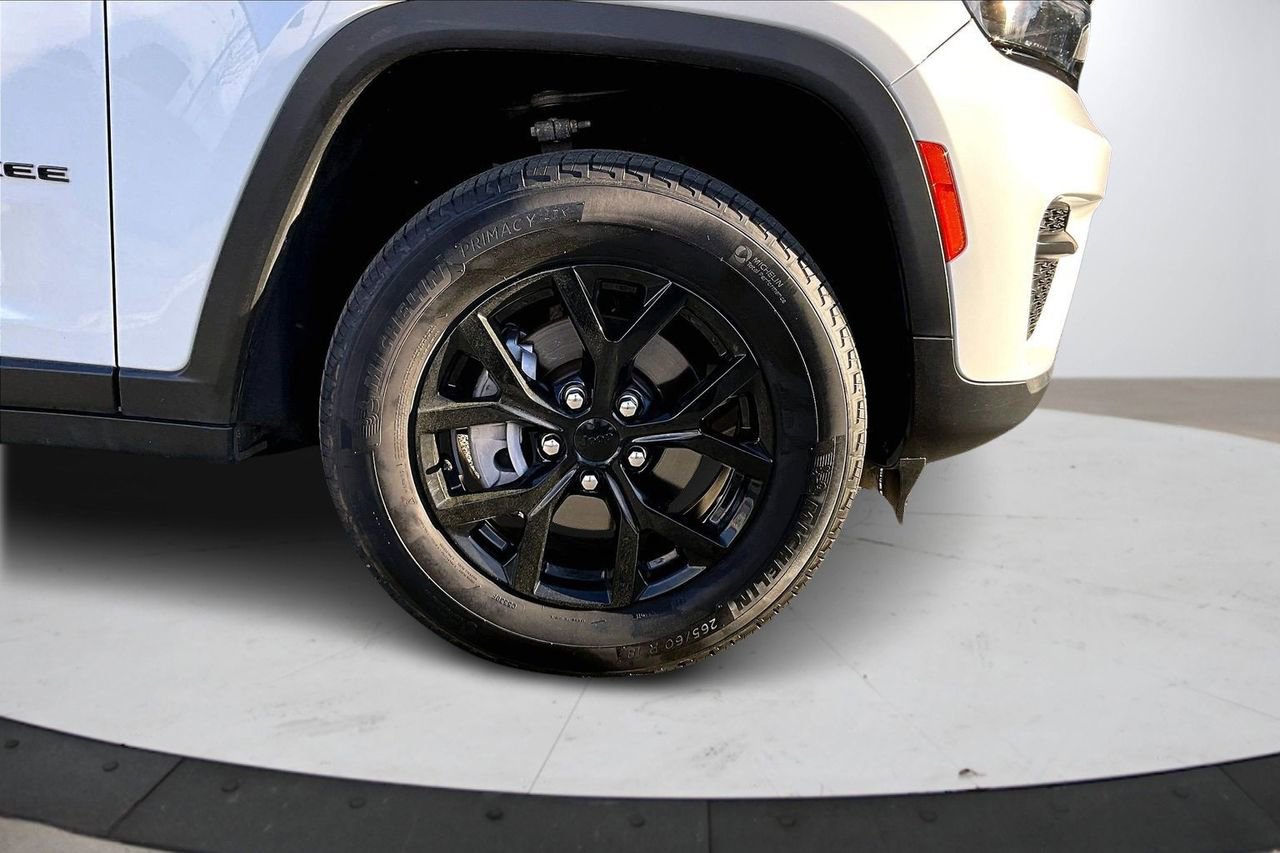 Certified 2025 Jeep Grand Cherokee Altitude AWD/4WD image 32
