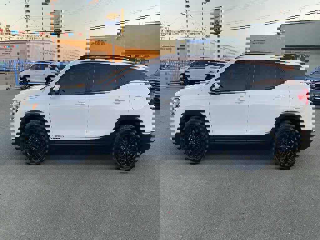 Used 2022 GMC Terrain SLE w/ Elevation Edition image 8