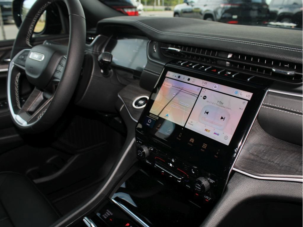 New 2025 Jeep Grand Cherokee Limited w/ Black Appearance Package image 31