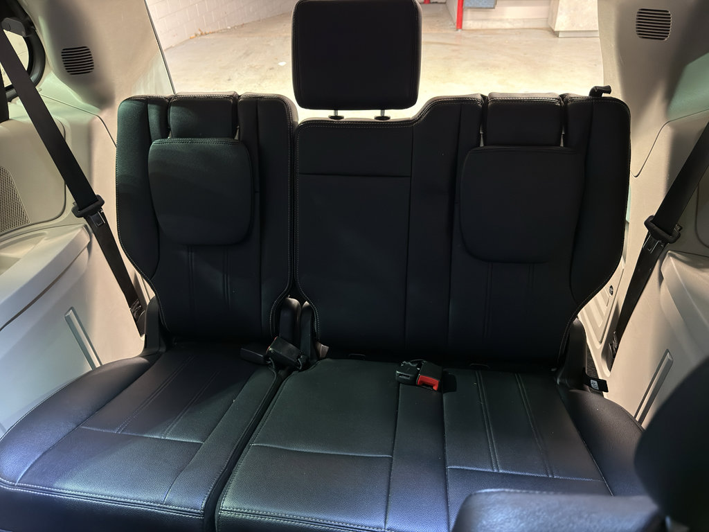 Used 2016 Chrysler Town & Country Touring image 27