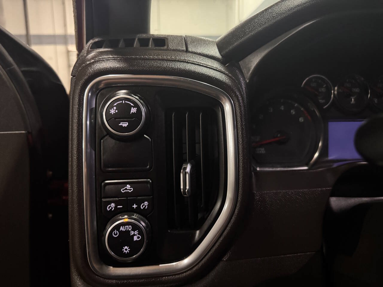 Used 2019 Chevrolet Silverado 1500 LT w/ Texas Edition RWD image 26