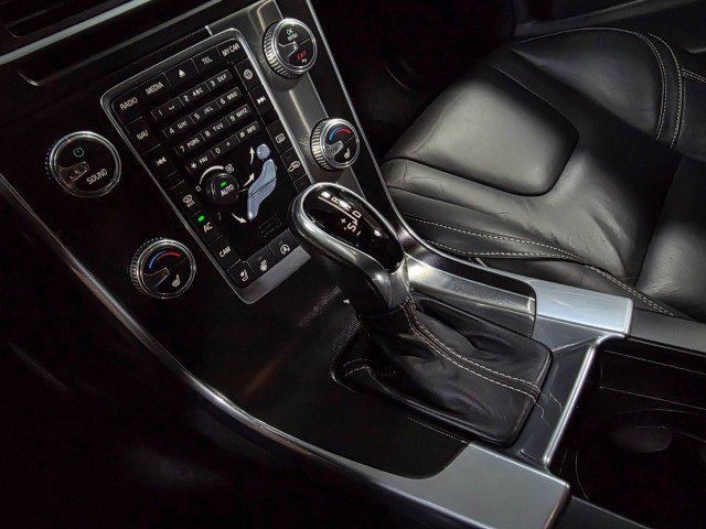 Used 2018 Volvo V60 T6 R-Design Platinum image 28