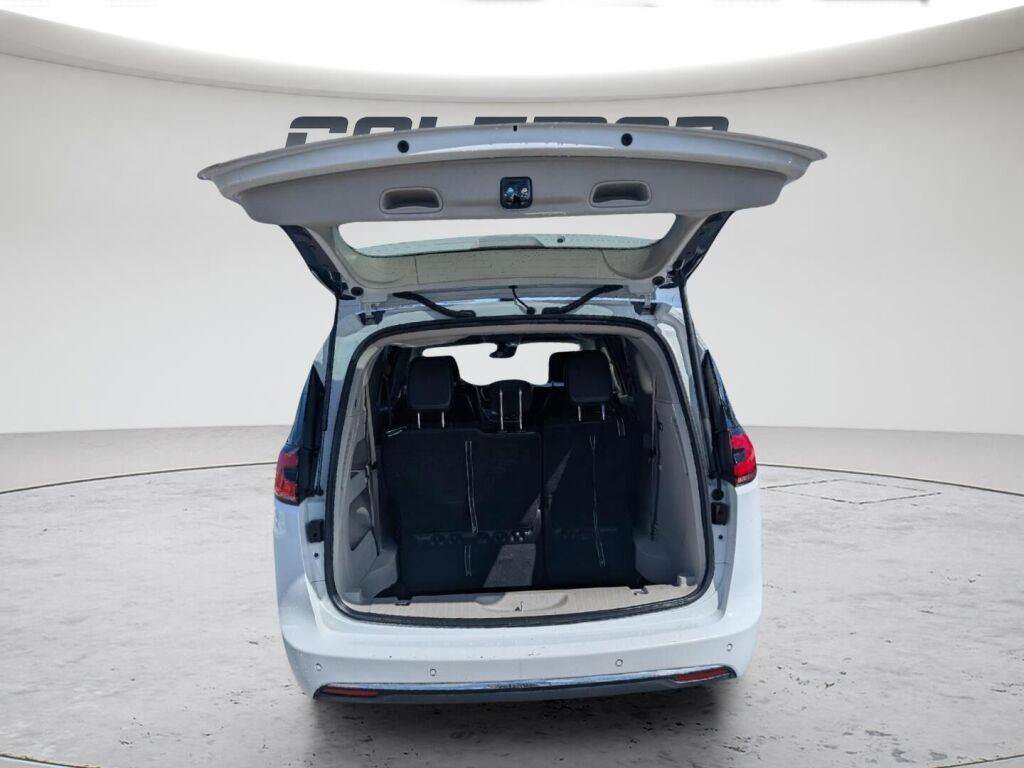 Used 2023 Chrysler Pacifica Touring-L FWD image 40