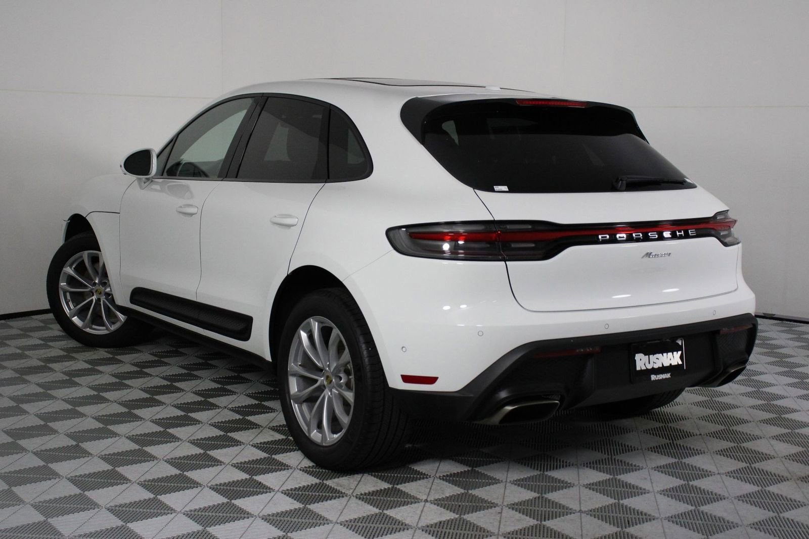 Certified 2025 Porsche Macan image 3