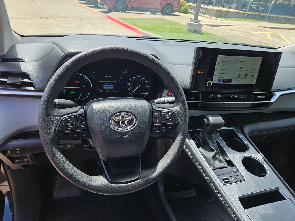 Used 2025 Toyota Sienna LE image 17