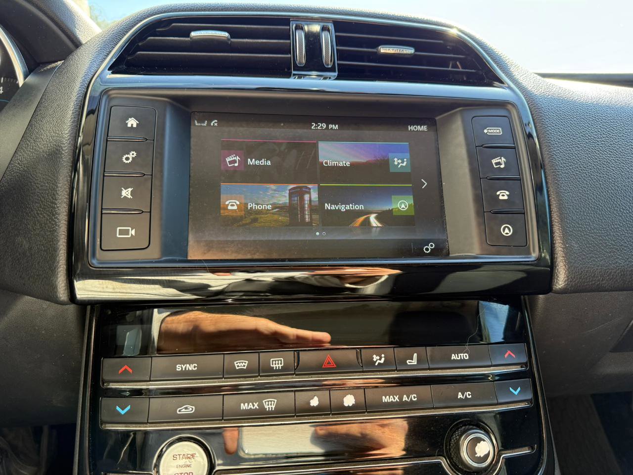 Used 2017 Jaguar XE Premium image 36