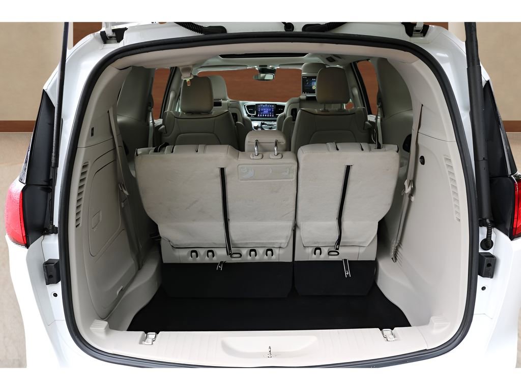 Used 2018 Chrysler Pacifica Limited w/ Advanced Safetytec Group FWD image 19