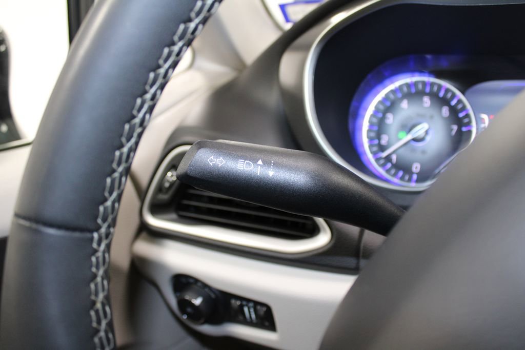 Used 2024 Chrysler Pacifica Touring-L image 38