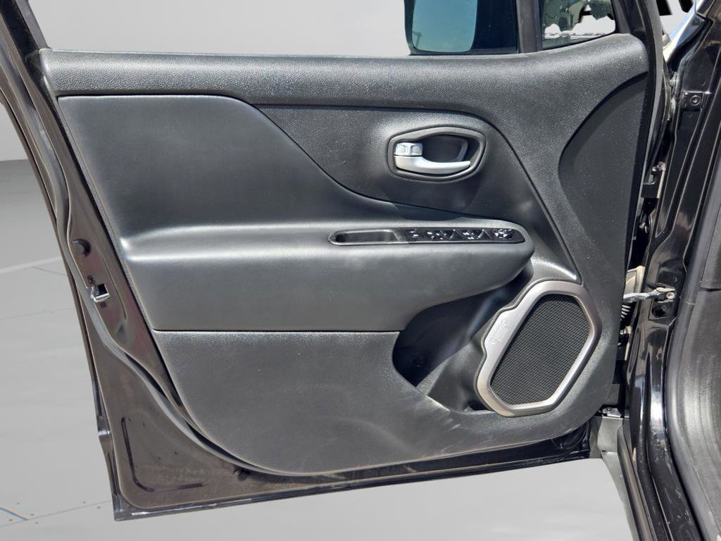 Certified 2023 Jeep Renegade Latitude w/ Premium Group image 28