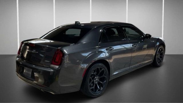 Used 2019 Chrysler 300 Touring w/ Sport Appearance Package image 4
