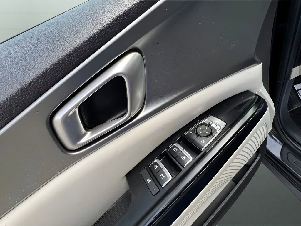 Used 2022 Kia Carnival LX image 11