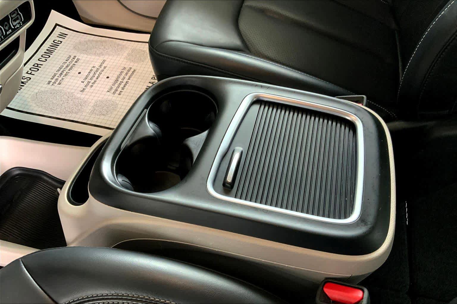 Used 2023 Chrysler Pacifica Touring-L FWD image 16