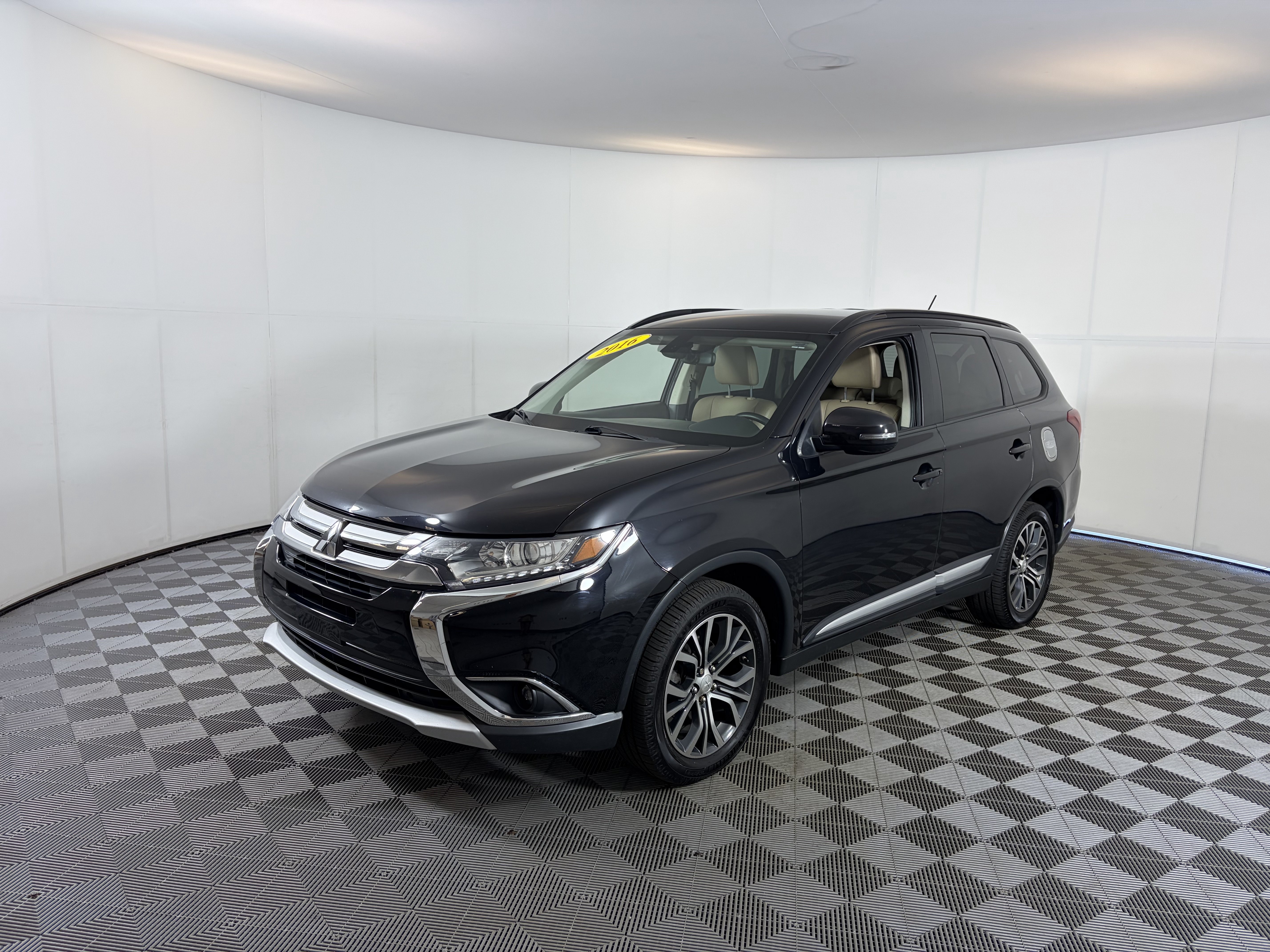 Used 2016 Mitsubishi Outlander SEL AWD/4WD image 2