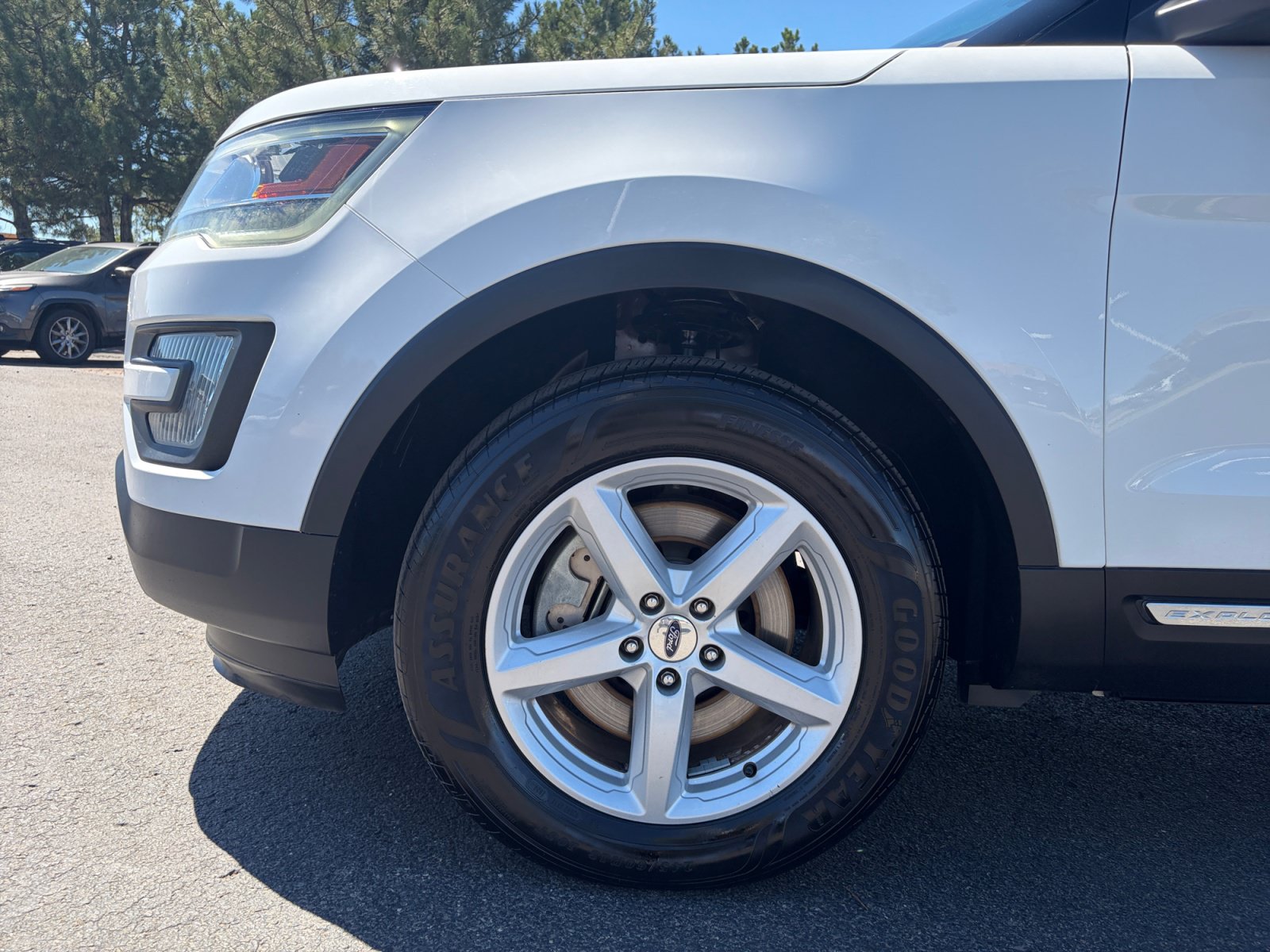Used 2017 Ford Explorer XLT AWD/4WD image 10
