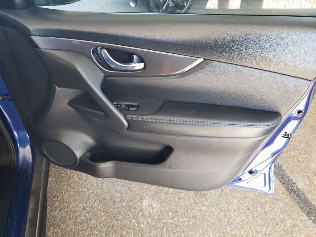 Used 2019 Nissan Rogue SV image 17