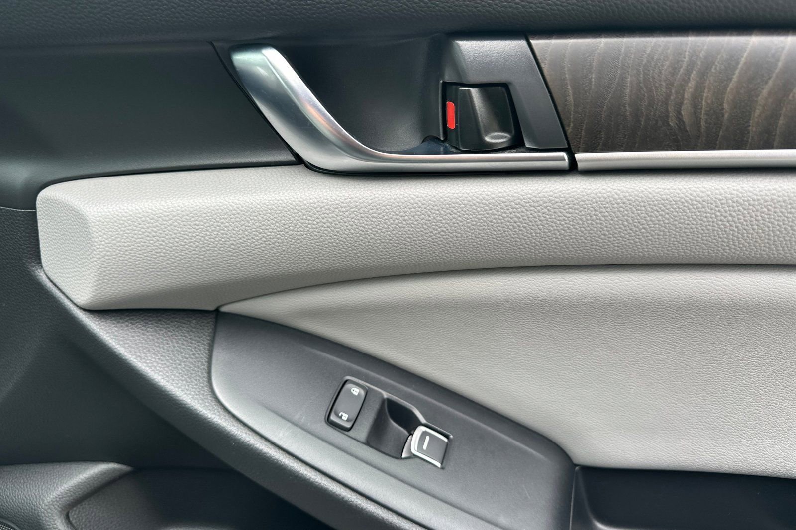 Used 2018 Honda Accord EX image 19