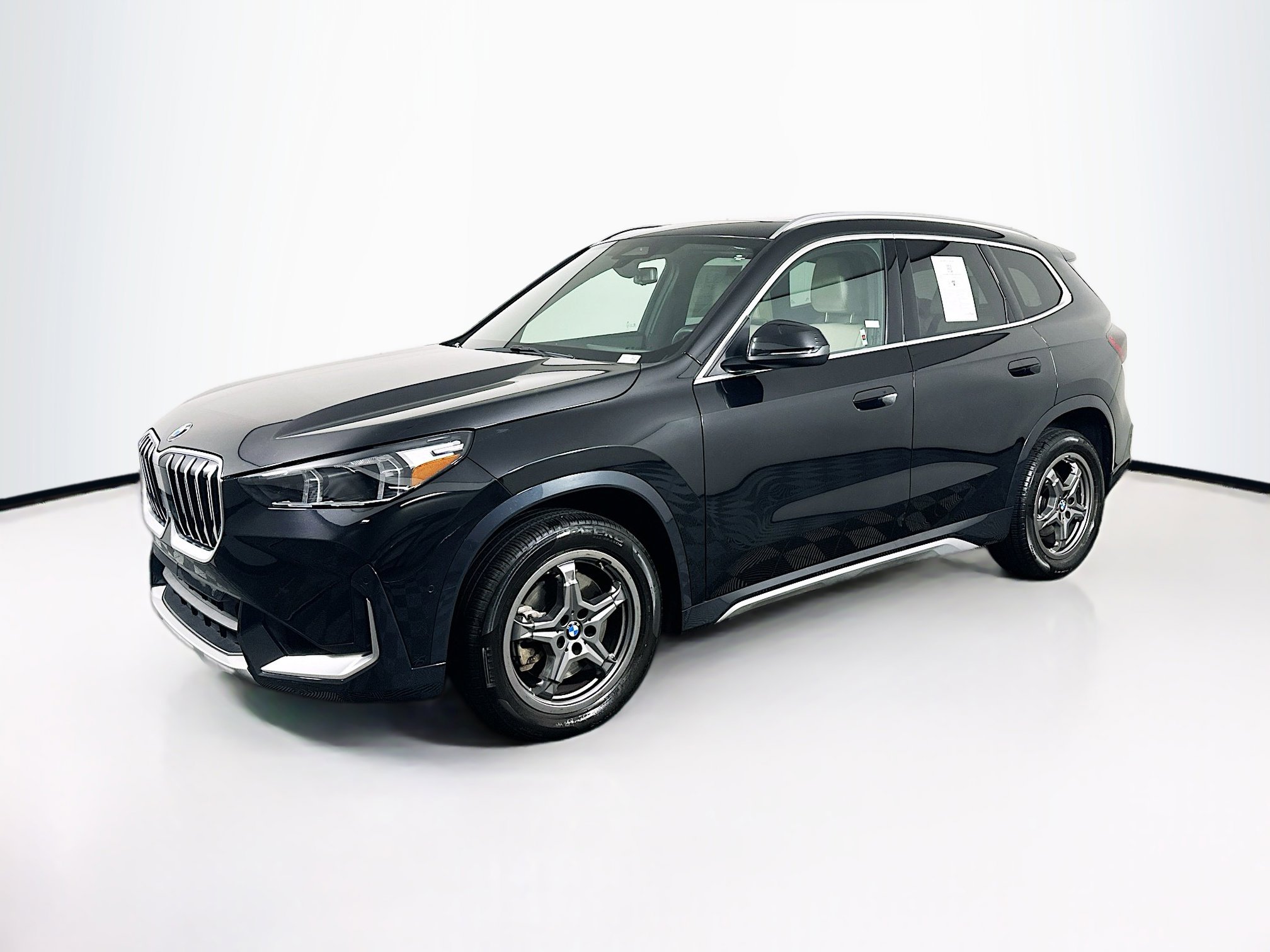 Used 2025 BMW X1 xDrive28i AWD/4WD image 3