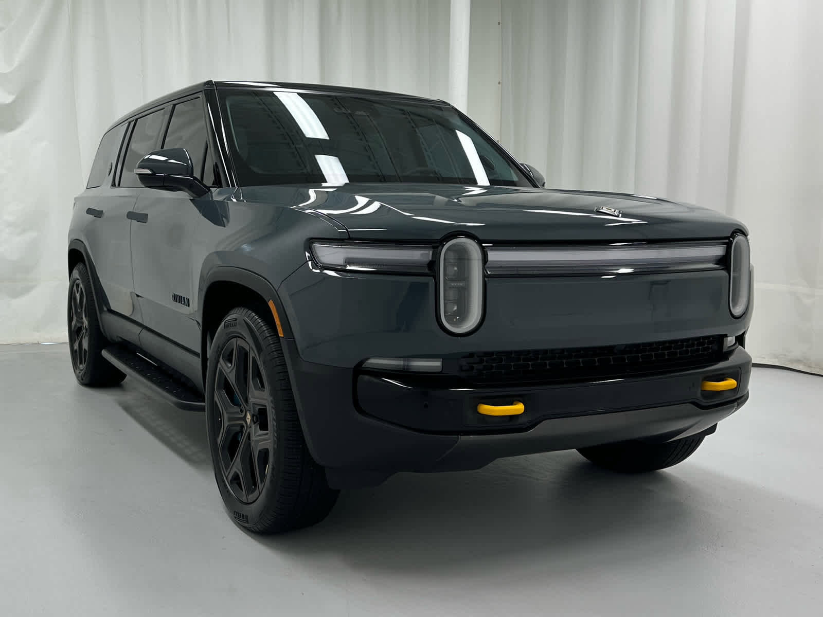 Used 2026 Rivian R1S Premium image 2