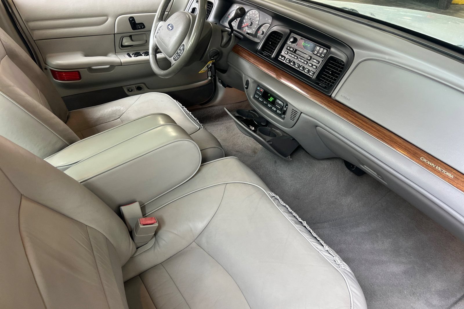 Used 2002 Ford Crown Victoria LX RWD image 15
