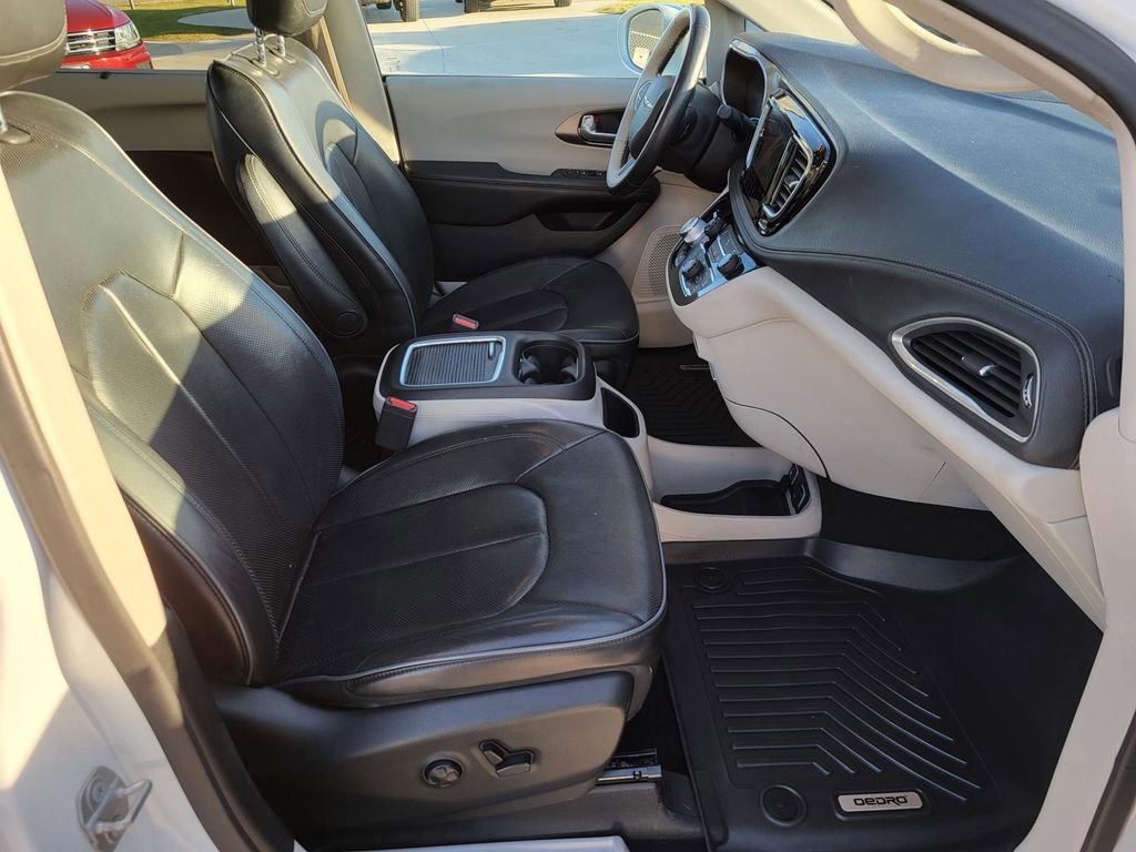 Used 2018 Chrysler Pacifica Limited image 9