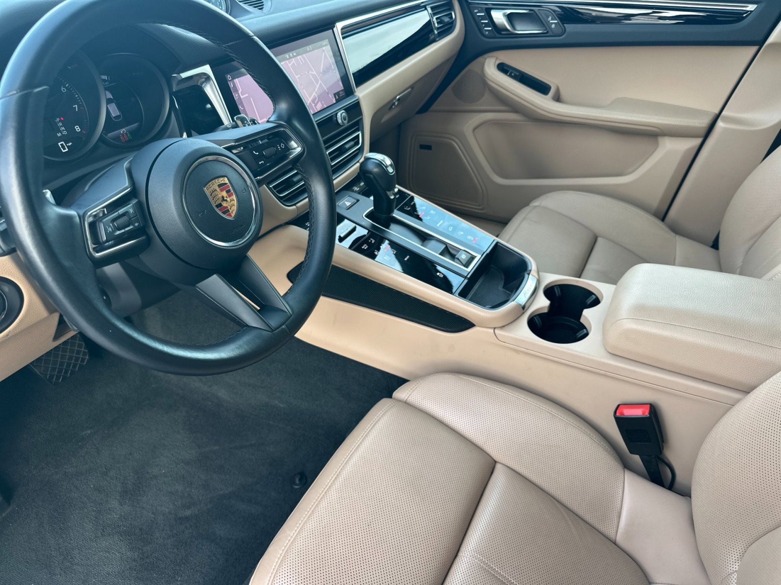 Used 2024 Porsche Macan w/ Premium Plus Package image 4
