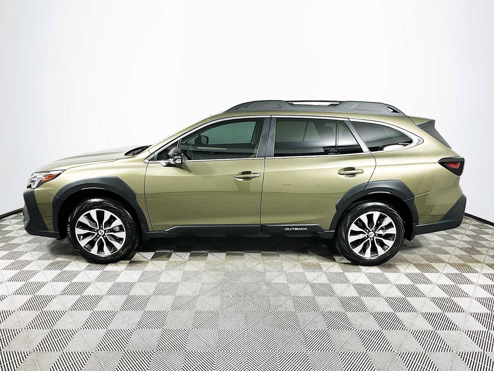 Certified 2025 Subaru Outback Limited AWD/4WD image 4