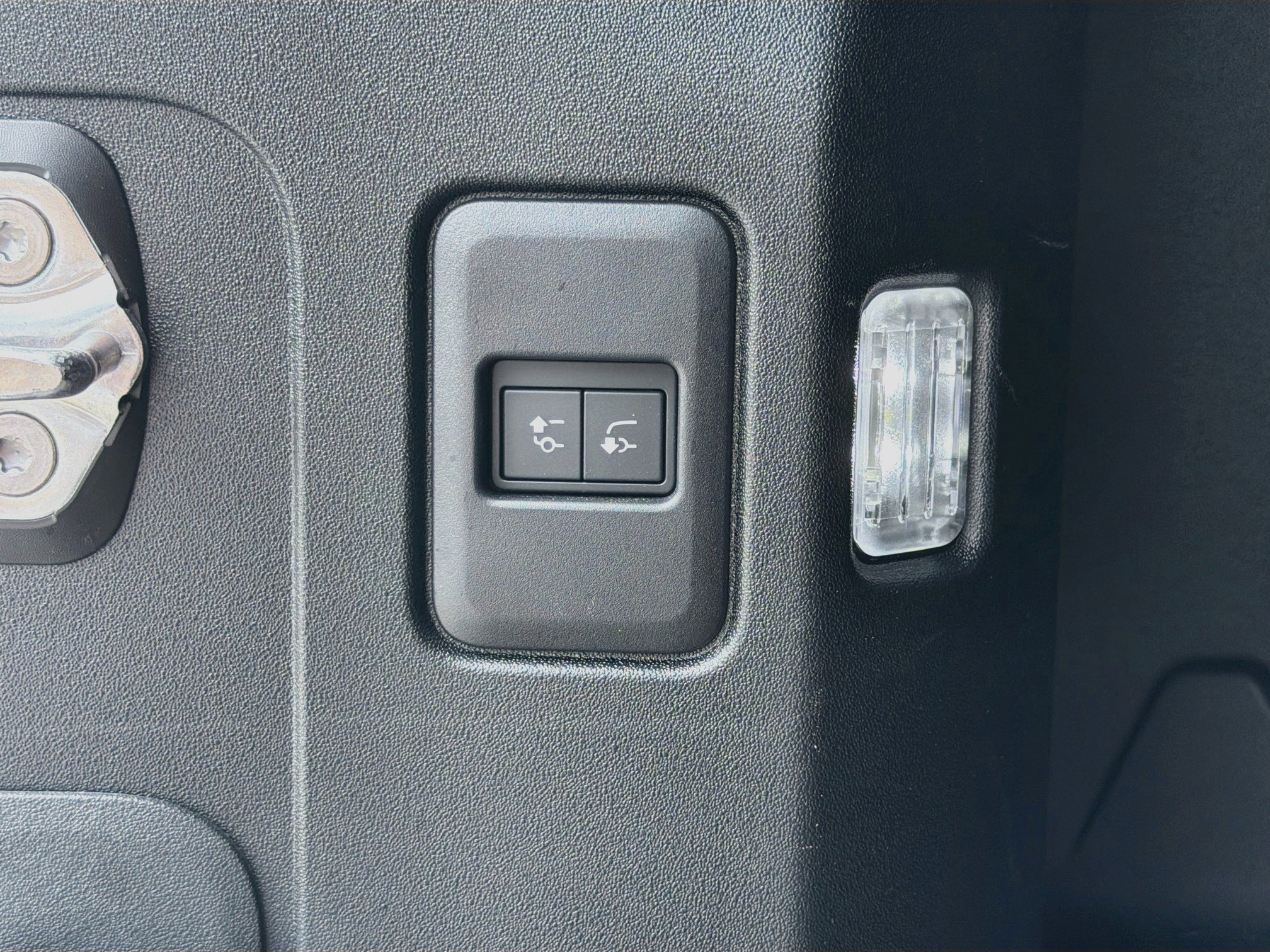 Used 2025 Land Rover Defender 110 X-Dynamic SE AWD/4WD image 45
